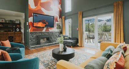 Waterfront + Pool + Kayaks + Fire pit + Game Room