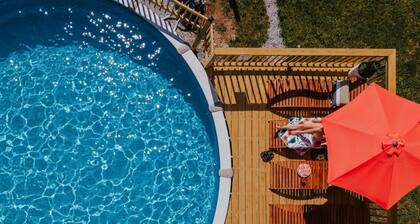 Waterfront + Pool + Kayaks + Fire pit + Game Room