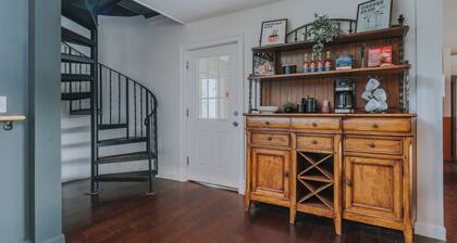 Newly renovated luxury villa - hot tub, sauna, game room, and a home theater.