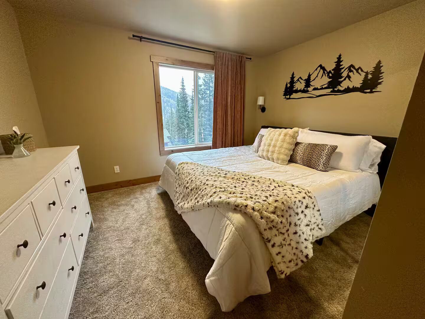 3 bedrooms, iron/ironing board, WiFi (free), bed sheets
