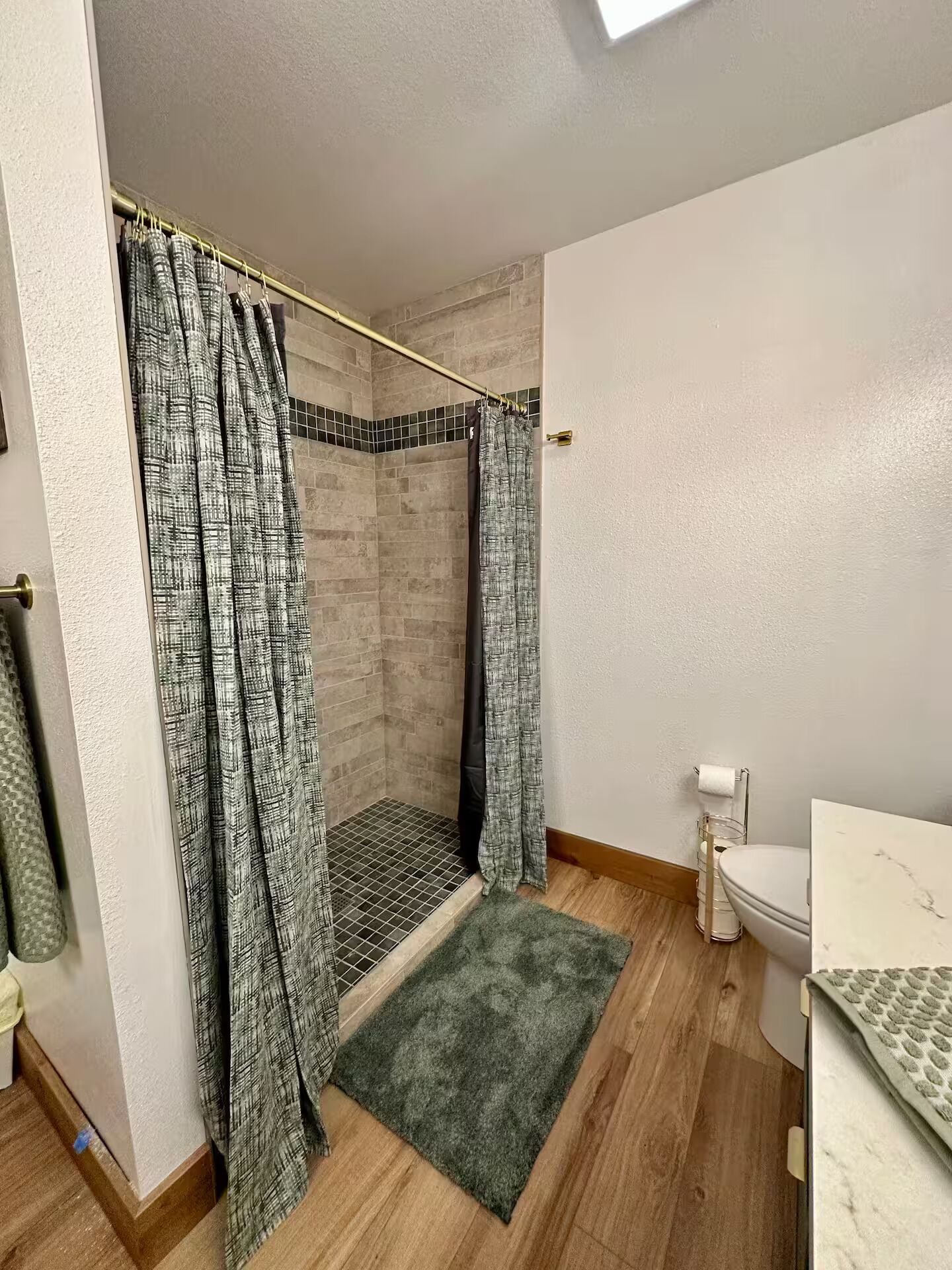 Douche, sèche-cheveux, serviettes fournies, savon