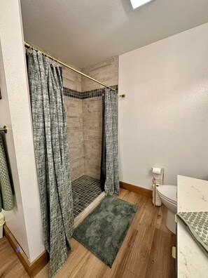 Douche, sèche-cheveux, serviettes fournies, savon