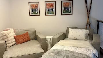3 bedrooms, iron/ironing board, WiFi (free), bed sheets