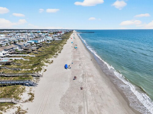 Spacious 7-bedroom Beach House in fantastic Ocean Isle Beach w/ Private Pool&AC