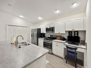 Coffee/tea maker, fridge, microwave, oven - Joseph`s Oasis at Dabney Near Sawgrass, Eastport and Nature Trails (Okahumpka)