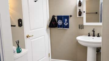 Habitación Signature, vistas al patio | Baño | Ducha, secador de pelo, toallas y jabón