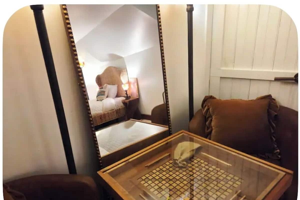 Habitación romántica, vista al jardín | Espacio para trabajar con laptop y wifi gratis