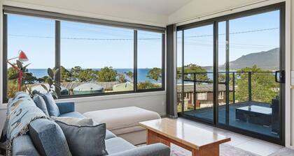 Pirates Bay Sea Views, Sunny Decks & Telescope