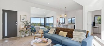 Pirates Bay Sea Views, Sunny Decks & Telescope