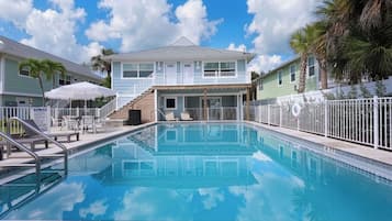 Apartamento de lujo, vistas al patio | Piscina | Una piscina al aire libre