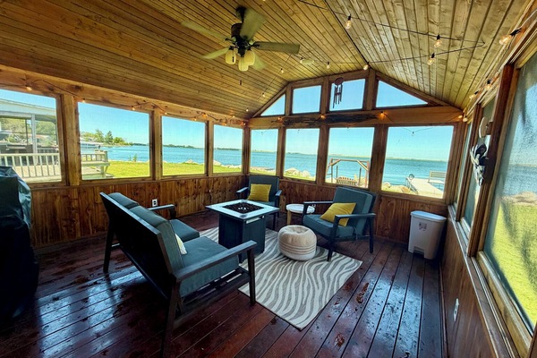 Enjoy bug-free nights in the Fully screened in porch overlooking Blue Dog Lake.