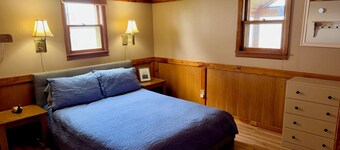 Relaxing 3BR Cabin on Blue Dog Lake I Screened Porch I Fireplace I Lakefront