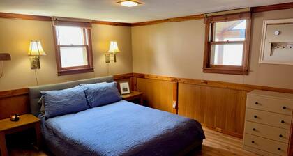 Relaxing 3BR Cabin on Blue Dog Lake I Screened Porch I Fireplace I Lakefront