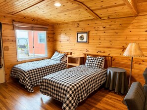 Free WiFi, bed sheets - Relaxing 3BR Cabin on Blue Dog Lake I Screened Porch I Fireplace I Lakefront (Waubay)