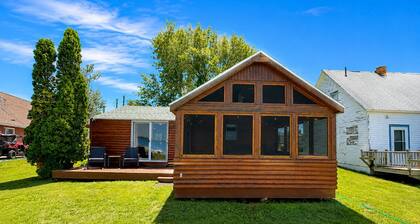 Relaxing 3BR Cabin on Blue Dog Lake I Screened Porch I Fireplace I Lakefront