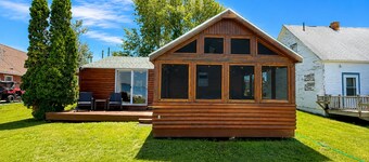 Relaxing 3BR Cabin on Blue Dog Lake I Screened Porch I Fireplace I Lakefront