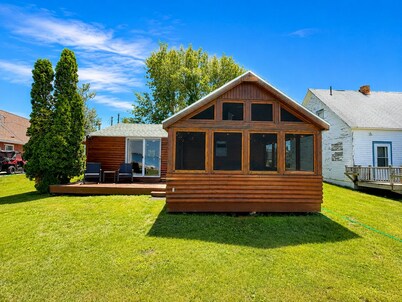Relaxing 3BR Cabin on Blue Dog Lake I Screened Porch I Fireplace I Lakefront
