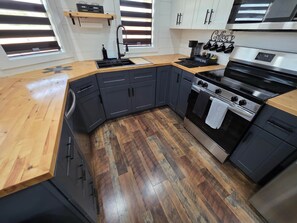Wasserkocher mit Kaffee-/Teezubehör, Kühlschrank, Mikrowelle, Ofen
