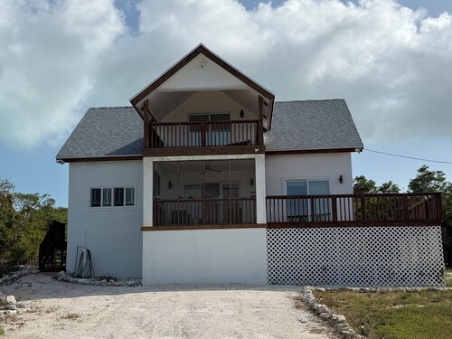 Sunny Flamingo - Quaint 3-bedroom home on a peaceful bay minutes frm Georgetown 