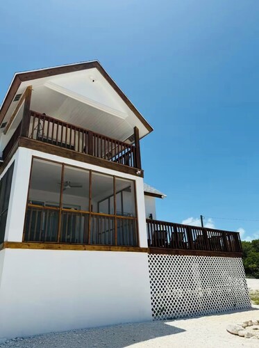 Quaint 3-bedroom home on a peaceful bay awaits you. Minutes from George Town.