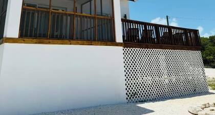Quaint 3-bedroom home on a peaceful bay awaits you. Minutes from George Town.