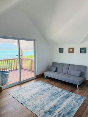 Smart TV - Sunny Flamingo - Quaint 3-bedroom home on a peaceful bay minutes frm Georgetown  (Michelson)