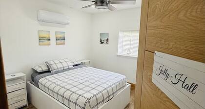 Sunny Flamingo - Quaint 3-bedroom home on a peaceful bay minutes frm Georgetown