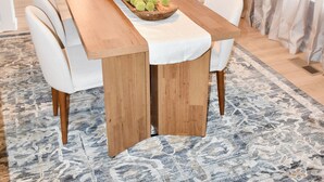 A dining area with a wooden table, white chairs, and a decorative centerpiece. - Northport Nest- Newly Renovated Modern Farmhouse (Northport)