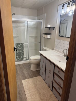 Shower, hair dryer, towels, soap - The River View at Esther’s (Vevay)
