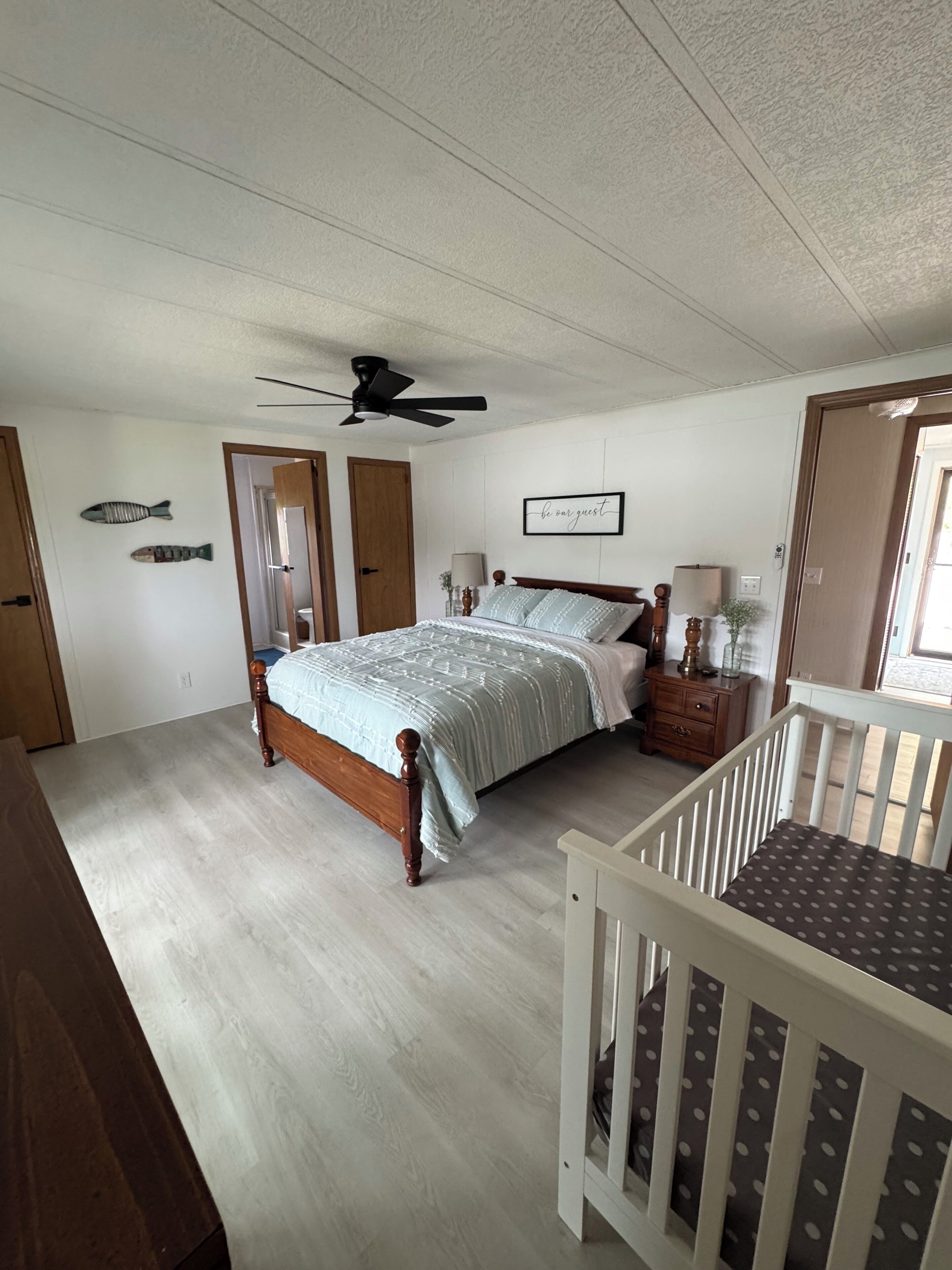 2 bedrooms, desk, WiFi (free), bed sheets