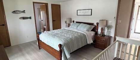 2 bedrooms, desk, WiFi (free), bed sheets