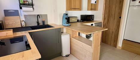 Wasserkocher mit Kaffee-/Teezubehör, Kühlschrank, Mikrowelle, Ofen