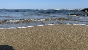 A beach with waves approaching the shore. - Apartment with pool, parking - 6 guests (Saint-Aygulf)