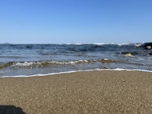 A beach with waves approaching the shore. - Apartment with pool, parking - 6 guests (Saint-Aygulf)