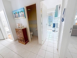 A bathroom with a toilet, a shower area, and a sink. - Apartment sea view - 4 guests (Cabourg)
