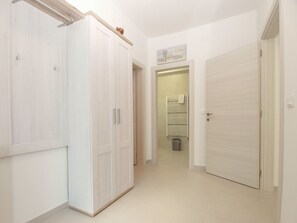 A hallway with a wardrobe, a door, and a radiator. - Apartment 1707 by Interhome (Pula/Banjole)