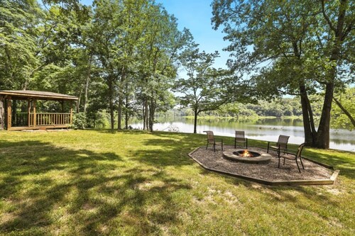R&K Legacy Estate: Lakefront - Hot Tub - Game Room