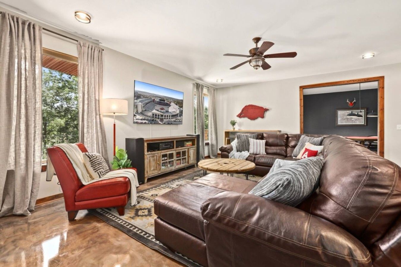 TV, fireplace