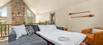 R&K Legacy Estate: Lakefront - Hot Tub - Game Room