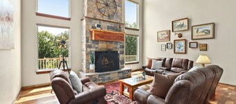 R&K Legacy Estate: Lakefront - Hot Tub - Game Room