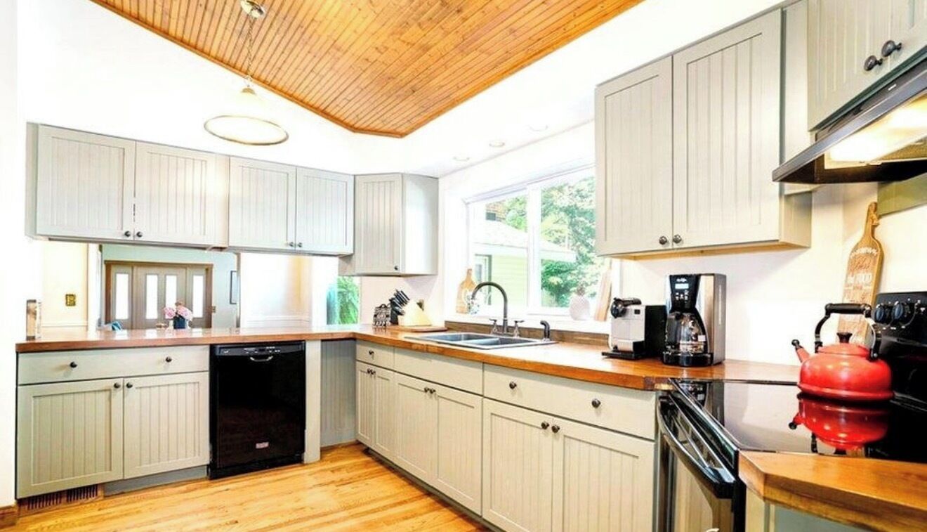 Wasserkocher mit Kaffee-/Teezubehör, Kühlschrank, Mikrowelle, Ofen