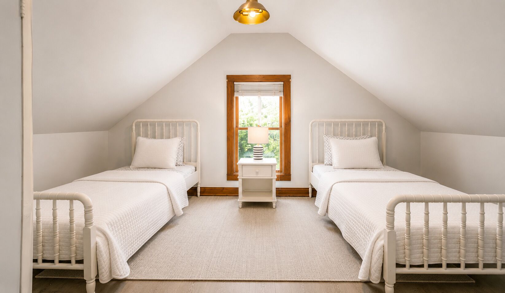 6 Schlafzimmer, Schreibtisch, Bügeleisen/Bügelbrett, Reisekinderbett