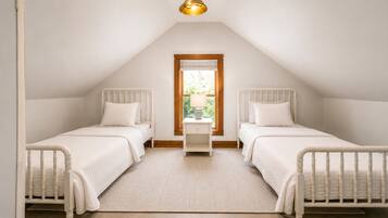 6 Schlafzimmer, Schreibtisch, Bügeleisen/Bügelbrett, Reisekinderbett