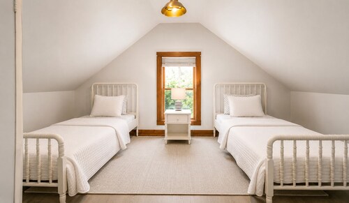 Fairway Retreat: hot tub, pool, outdoor bar, gym & fire pit. 1 mile to downtown