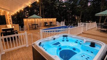 Outdoor spa tub