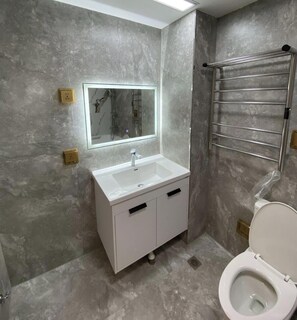 Bathroom - Cozy Apartment in Ulaanbaatar City Center, Near Shangri-La (Ulaanbaatar)
