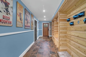 A hallway with a wooden wall and a door at the end. - 8 Bed 5 Bath Luxury Lodge-Free Resort Shuttle, HotTub, Sauna, Game Room, Theater (Sugar Mountain)