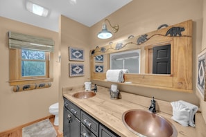 A bathroom with two sinks, a mirror, and a window. - 8 Bed 5 Bath Luxury Lodge-Free Resort Shuttle, HotTub, Sauna, Game Room, Theater (Sugar Mountain)