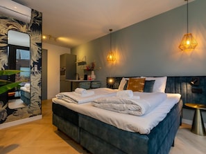 A modern hotel room with a large bed, a desk, and a mirror. - Studio RustUit by Interhome (Koudekerke)