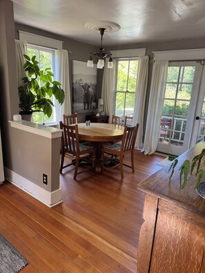 Dining - Adorable 2-bedroom historic home, walk to downtown Snohomish, private yard (Snohomish)